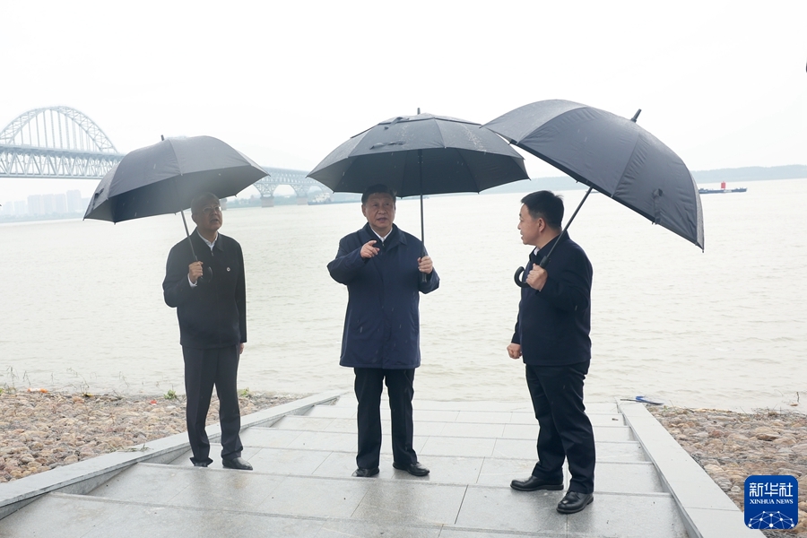 　　10月10日至13日，中共中央总书记、国家主席、中央军委主席习近平在江西考察。这是10日下午，习近平在长江国家文化公园九江城区段考察。新华社记者 鞠鹏 摄