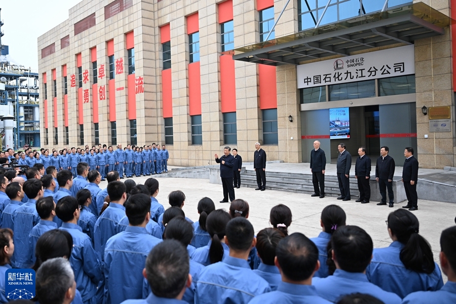 　　10月10日至13日，中共中央总书记、国家主席、中央军委主席习近平在江西考察。这是10日下午，习近平在中国石化九江分公司考察时，同企业员工亲切交流。新华社记者 燕雁 摄