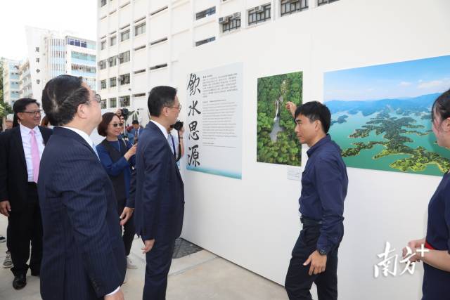 嘉宾们在参观展览。