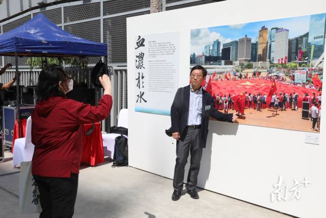 参与影展的摄影师与自己的作品合影。
