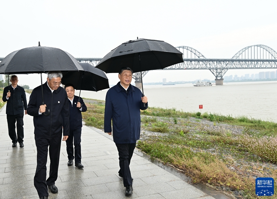 　　10月10日至13日，中共中央总书记、国家主席、中央军委主席习近平在江西考察。这是10日下午，习近平在长江国家文化公园九江城区段考察时，冒雨沿江堤步行察看沿岸风貌。新华社记者 谢环驰 摄