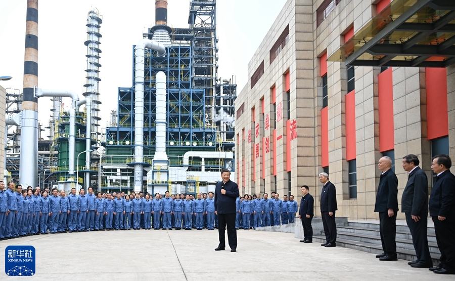 　　10月10日至13日，中共中央总书记、国家主席、中央军委主席习近平在江西考察。这是10日下午，习近平在中国石化九江分公司考察时，同企业员工亲切交流。新华社记者 谢环驰 摄