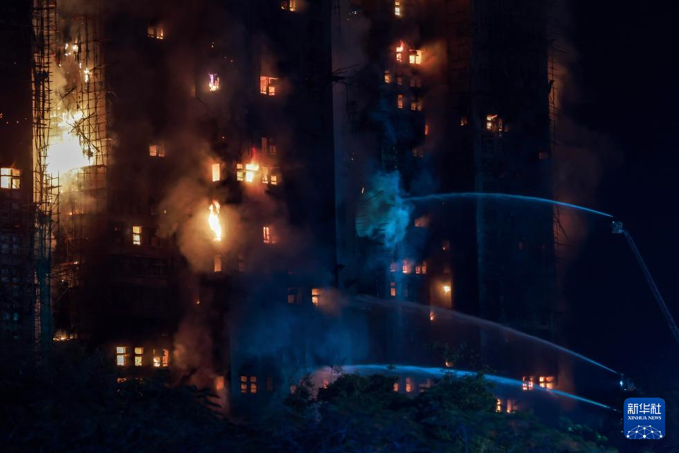 11月26日拍摄的火灾救援现场。新华社发(吕小炜 摄)