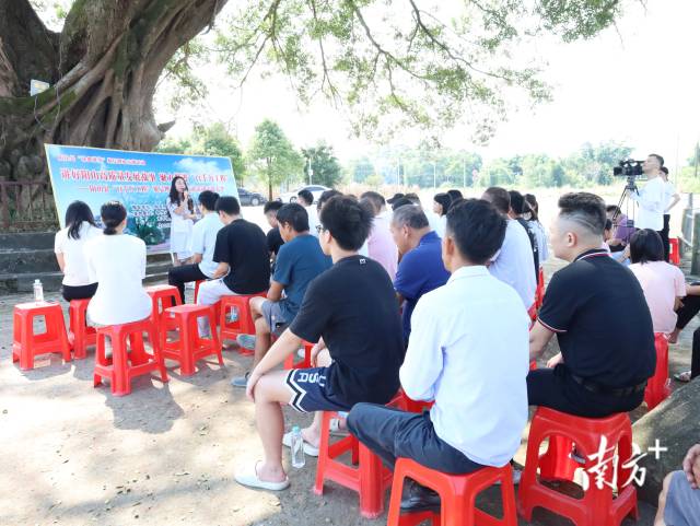 阳山建强宣讲队伍,深入乡镇开展基层理论巡回宣讲活动。阳宣供图 阳山建强宣讲队伍,深入乡镇开展基层理论巡回宣讲活动。阳宣供图