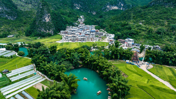 游客乘船游玩贵州省罗甸县沫阳镇大小井景区（2025年8月12日摄，无人机照片）。通过不断升级基础设施、优化服务体系，罗甸县以旅居康养为特色，将丰富的山水资源转化为旅游优势，让“享玩水 趣罗甸”成为夏日品牌，推动全域旅游高质量发展。