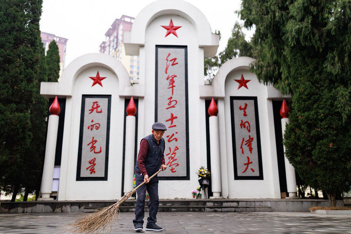 　　位于贵州遵义仁怀市鲁班街道的红军烈士陵园，长眠着146名红军烈士。这是“守陵人”郭德刚老人在清扫陵园（2025年1月8日摄）。1999年，前来陵园参观的郭德刚在听了陵园第一代“守陵人”刘福昌长年守护陵园的感人事迹后，很受触动，也加入到“守陵人”的队伍中。在两代“守陵人”的守护下，如今的烈士陵园树木葱郁、阶梯整洁。