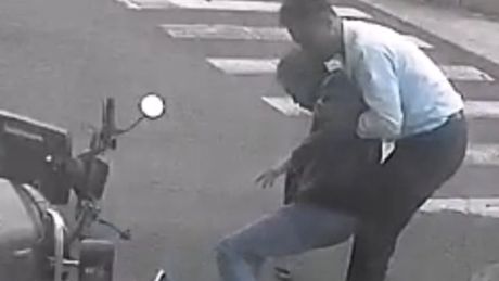 伸手相助，道义在肩！惠州公交司机停车帮助摔倒电动车车主 | 暖心画