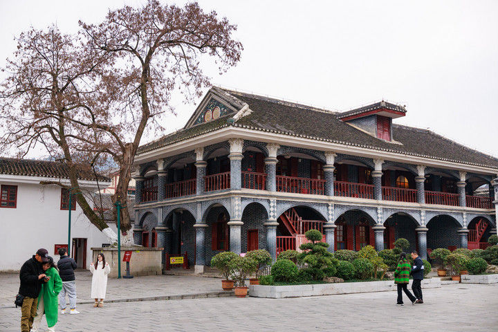 　　1935年1月15日至17日，中共中央政治局在遵义召开扩大会议。这场会议在最危急关头挽救了党、挽救了红军、挽救了中国革命，成为“党的历史上一个生死攸关的转折点”。这是游客在贵州省遵义市的遵义会议会址参观（2025年1月15日摄）。