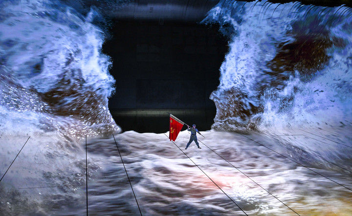 2025年11月15日，演员在贵州长征文化数字艺术馆进行《红飘带·伟大远征》全域行浸数字演艺。