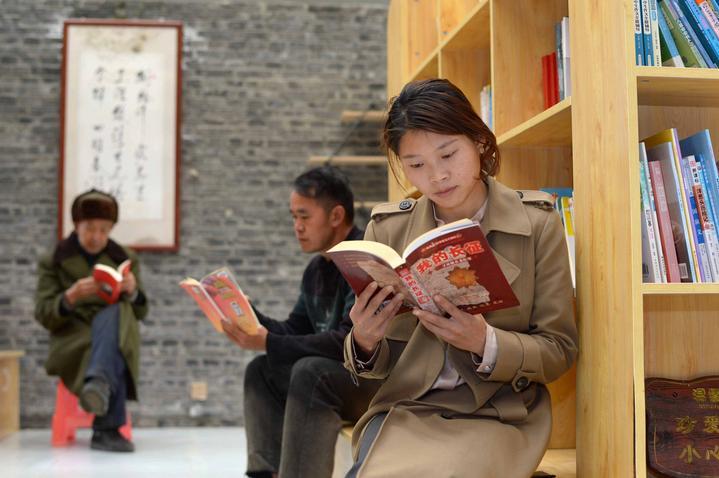 读者在贵州省桐梓县九坝镇山堡社区红色书吧阅读（2022年4月19日摄）。近年来，山堡社区依托秀美风光和厚重的红色资源，引导村民在家门口开办乡村旅馆、民宿客栈，大力发展红色乡村旅游，助力当地群众增收。