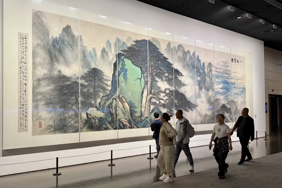 “其命惟新——广东美术百年大展”现场,黎雄才《迎客松》,中国画,361cm×1133cm,1975年 ,广东美术馆藏