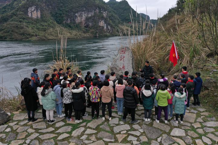 　　在贵州省遵义市余庆县红军突破乌江纪念园，该县大乌江镇大乌江小学的学生在上“开学第一课”（2021年2月28日摄）。学生们在老师的带领下走进“红色课堂”，感悟红色文化，传承红色基因。