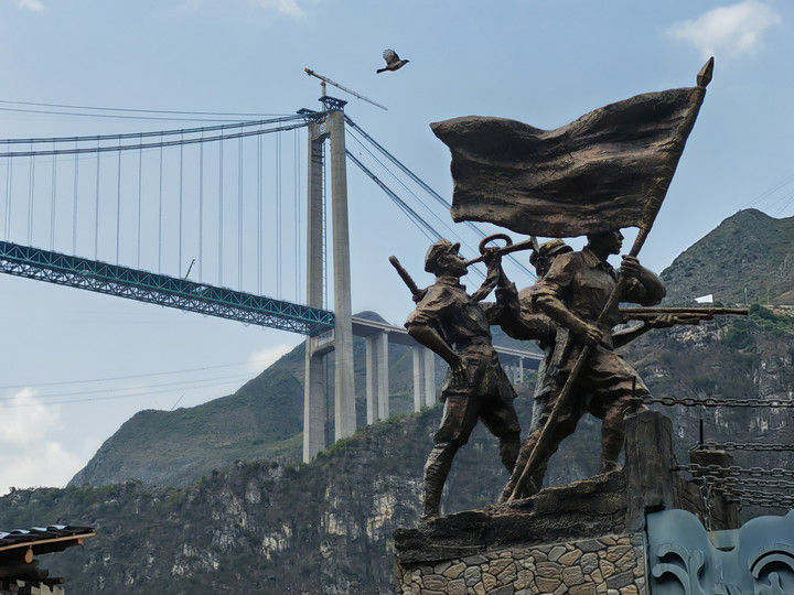 　　这是2025年4月28日拍摄的贵州花江峡谷大桥。9月28日，新的世界第一高桥——贵州花江峡谷大桥建成通车。近处的则是一座建于1898年、由14根铁链组成的花江铁索桥。1935年4月，中央红军右路纵队挺进黔西南，死守花江铁索桥这一战略要冲，确保红军主力顺利抢渡北盘江。新旧两座桥，横跨着百年历史风云，见证着血与火的艰辛历程。