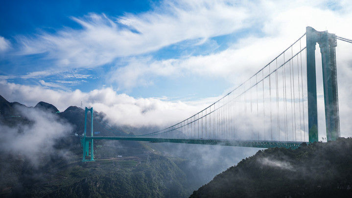 2025年9月28日，世界第一高桥——贵州花江峡谷大桥建成通车。花江峡谷大桥是贵州六枝至安龙高速公路的控制性工程，大桥全长2890米，主跨径1420米，是目前世界山区峡谷第一大跨度钢桁梁悬索桥；其桥面距水面垂直高度625米，是新的世界第一高桥。