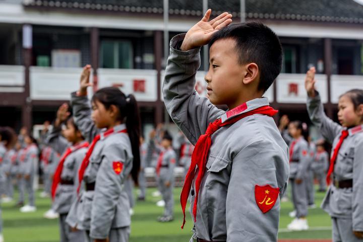 　　全国第一所红军小学——娄山关红军小学的学生在操场上跳自编的手势操《忆秦娥·娄山关》（2021年4月20日摄）。1935年，遵义娄山关见证了红军长征以来的首次大捷。2008年，为纪念长征中具有重要战略意义的娄山关战役，长征路上的红军小学在娄山关山脚挂牌成立。学校将红色故事宣讲作为德育教育的重要抓手，通过传承红色文化、歌颂红色历史、唱响红色歌曲等活动，将红色文化贯穿于教育教学全过程。