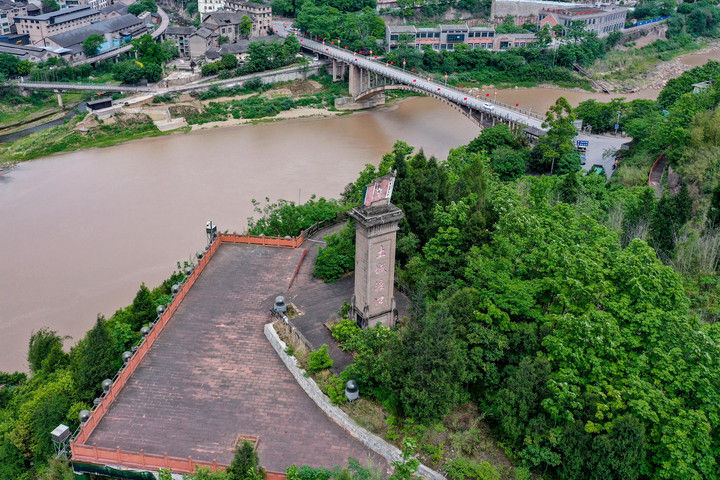 　　位于赤水河畔的贵州省遵义市习水县土城镇，是赤水河中游的重要码头，同时也被称作“躺在纪念馆上的红色小镇”。1935年，中央红军在土城一渡赤水河，拉开了四渡赤水战役的序幕。这是2021年4月21日拍摄的土城渡口纪念碑（无人机照片）。