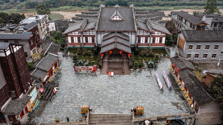 　　四渡赤水使中央红军跳出了数十万敌军围追堵截的圈子，粉碎了敌人围歼红军于川、黔、滇地区的计划。这是位于贵州省遵义市习水县的四渡赤水纪念馆（2025年1月10日摄，无人机照片）。