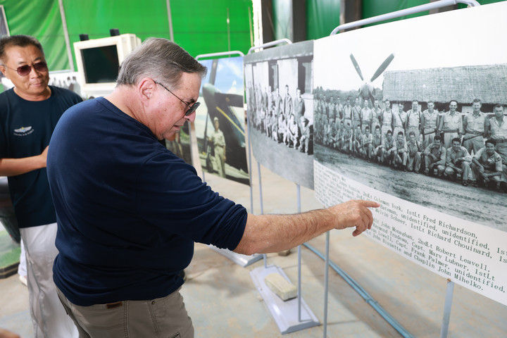 　　2025年7月16日，美中航空遗产基金会主席杰夫·格林在贵州黄平旧州机场查看飞虎队资料照片。抗战时期，旧州机场主要承担飞机加油、弹药补充和维修任务。常驻于此的美国飞虎队战机频频在该机场起降，参加了湘西会战、衡阳保卫战等著名战役。该机场见证了中美联合反抗法西斯的光辉历史，还为确保“驼峰航线”的顺利畅通发挥了举足轻重的作用。