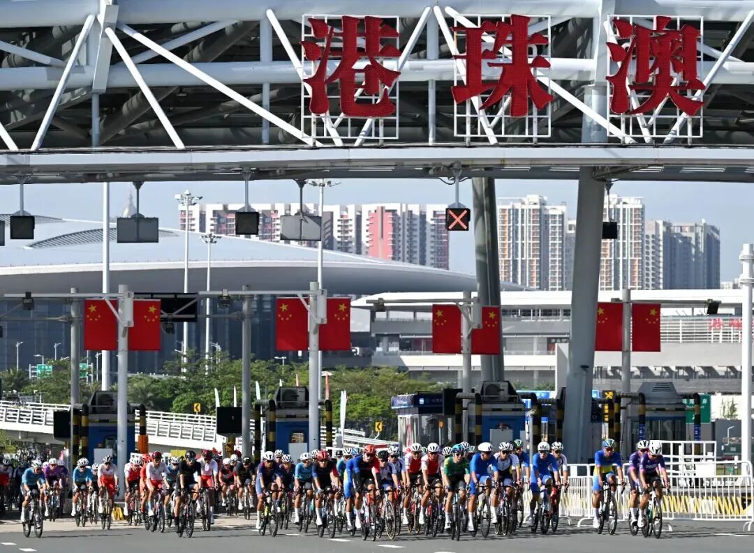 11月8日，第十五届全国运动会公路自行车男子个人赛决赛开赛，全程231.8公里，选手将经过港珠澳大桥，跨越粤港澳三地。这是全运会历史上首次举办跨境比赛 图/新华社