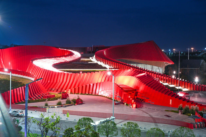 这是2025年11月15日拍摄的贵州长征文化数字艺术馆——“红飘带”夜景。