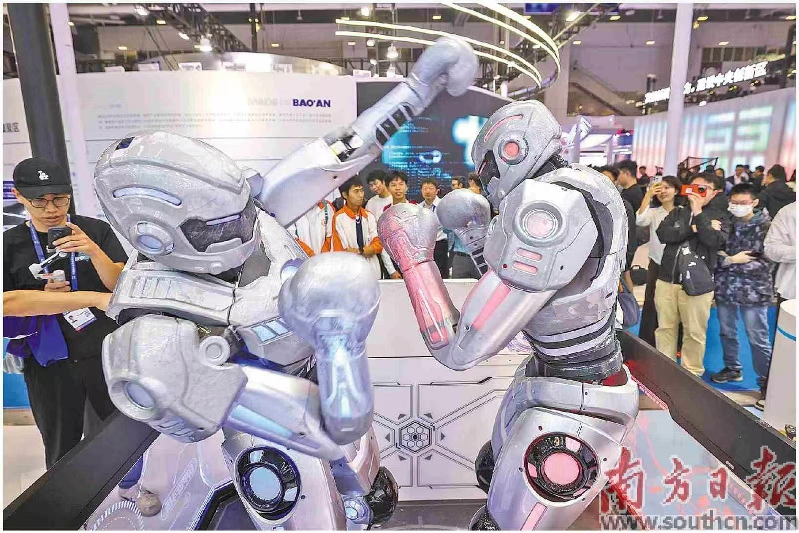 第27届高交会现场，观众通过操控类人形机器人进行“对战”，互动感拉满。南方日报记者 朱洪波 摄