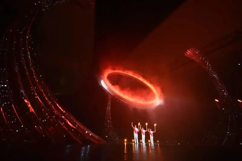 11月9日，第十五届全国运动会开幕式在广东奥林匹克体育中心举行，火炬手苏炳添（中）、张家朗（左）、李祎点燃主火炬后向观众致意 图/新华社