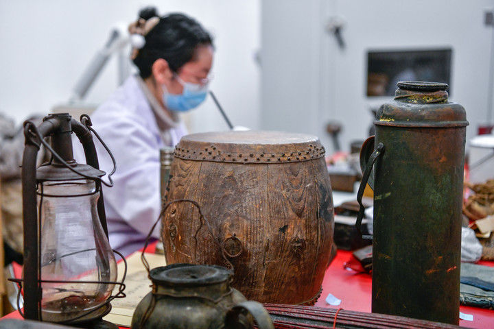 　　遵义会议纪念馆的文物保护工作人员李若雪在修复文物（2025年1月8日摄）。长期以来，遵义会议纪念馆的文保工作人员将从民间收集而来的红色文物进行修复、复制，通过灵巧的双手，将更多红色历史遗珍呈现在世人面前。