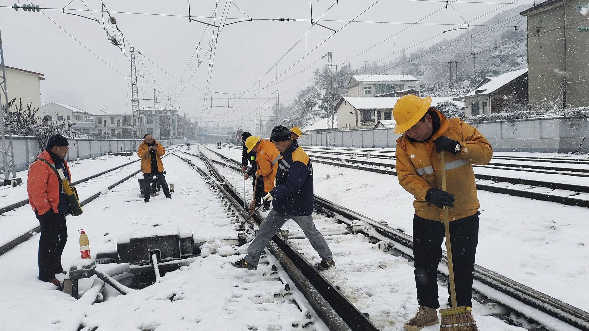 受雨雪冰冻天气影响，湖南部分高铁2月4日、5日停运或晚点