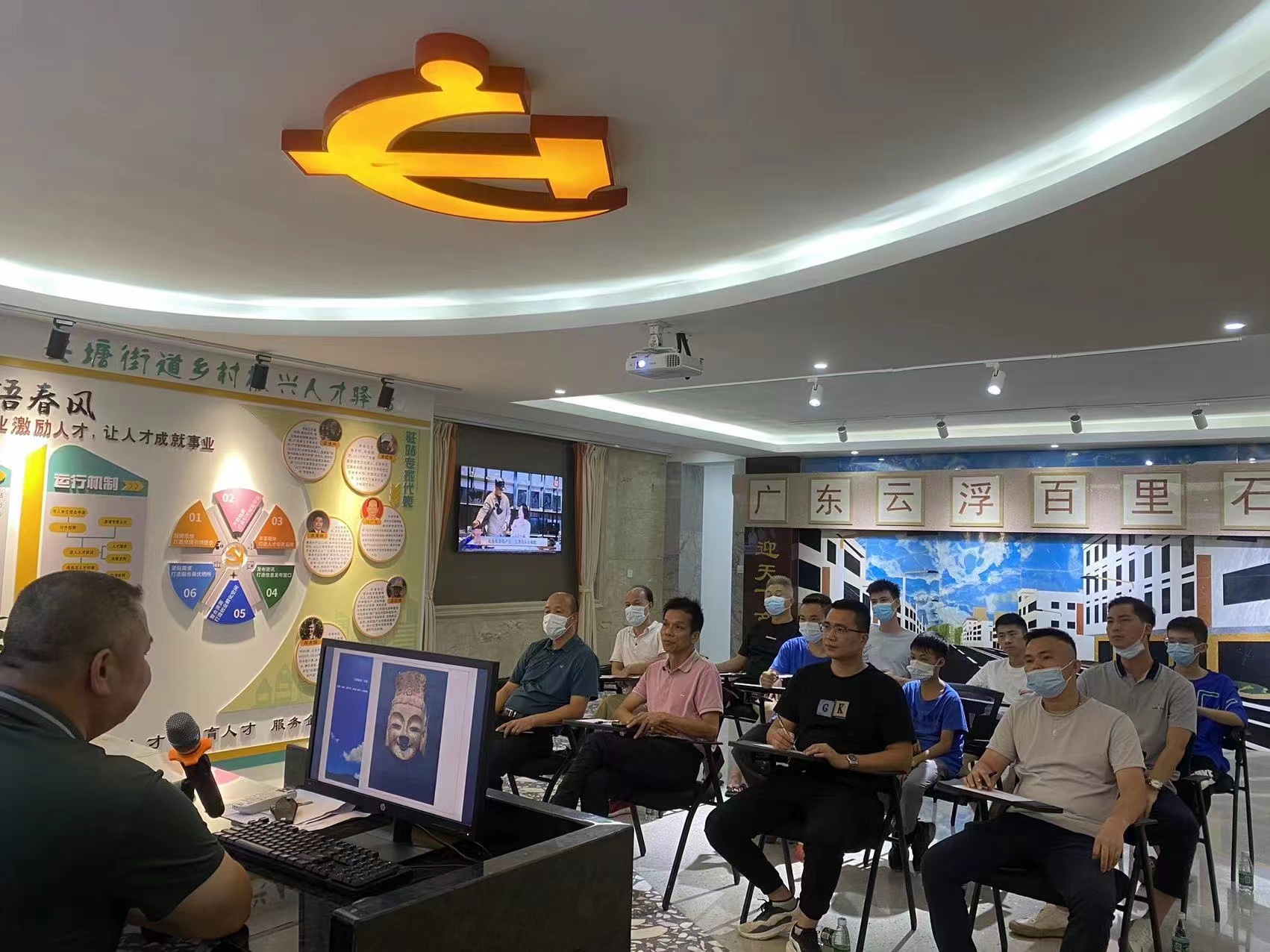 举办现代石雕工匠技术培训班