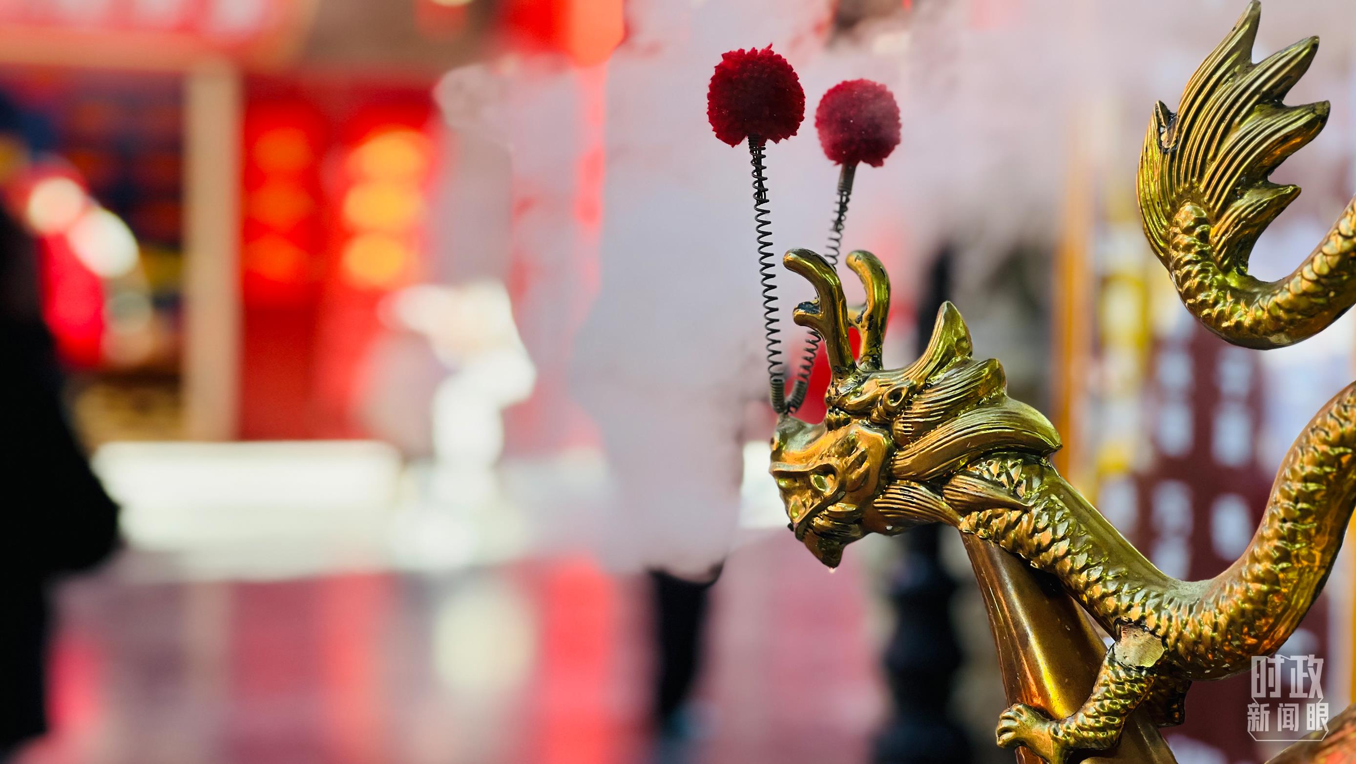 龙年将至，天津古文化街上“龙”元素随处可见。（总台央视记者李炜拍摄）