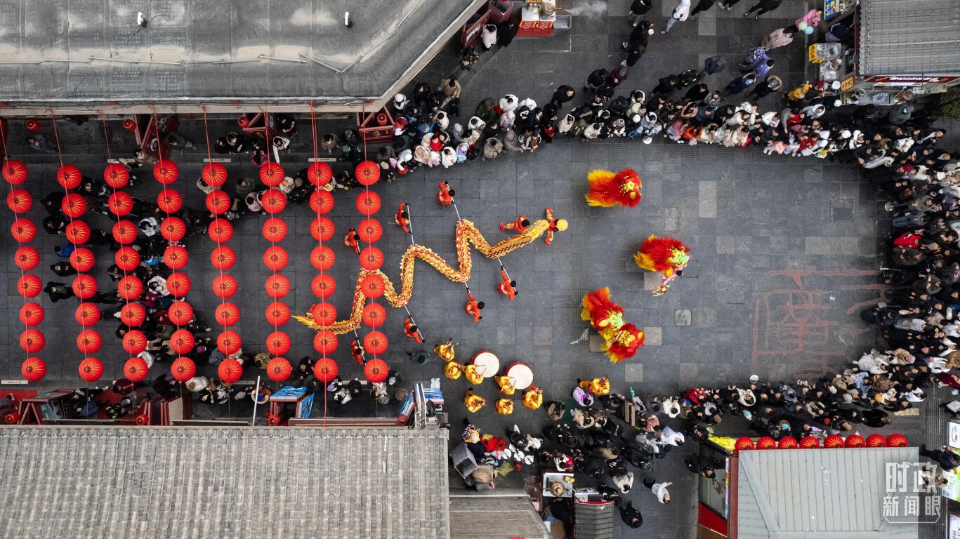 天津古文化街上的舞龙舞狮表演，喜气腾腾。（总台国广记者李晋拍摄）