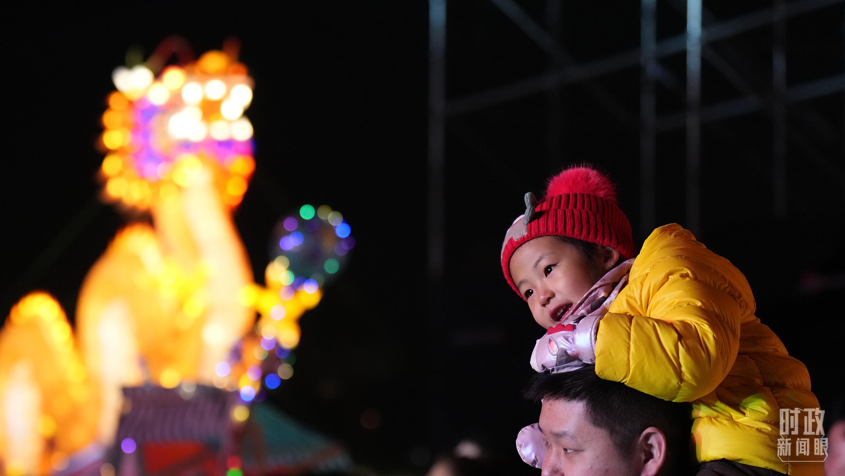 夜幕降临，天津市民纷纷来到杨柳青镇观花灯、迎新春。（总台国广记者李晋拍摄）