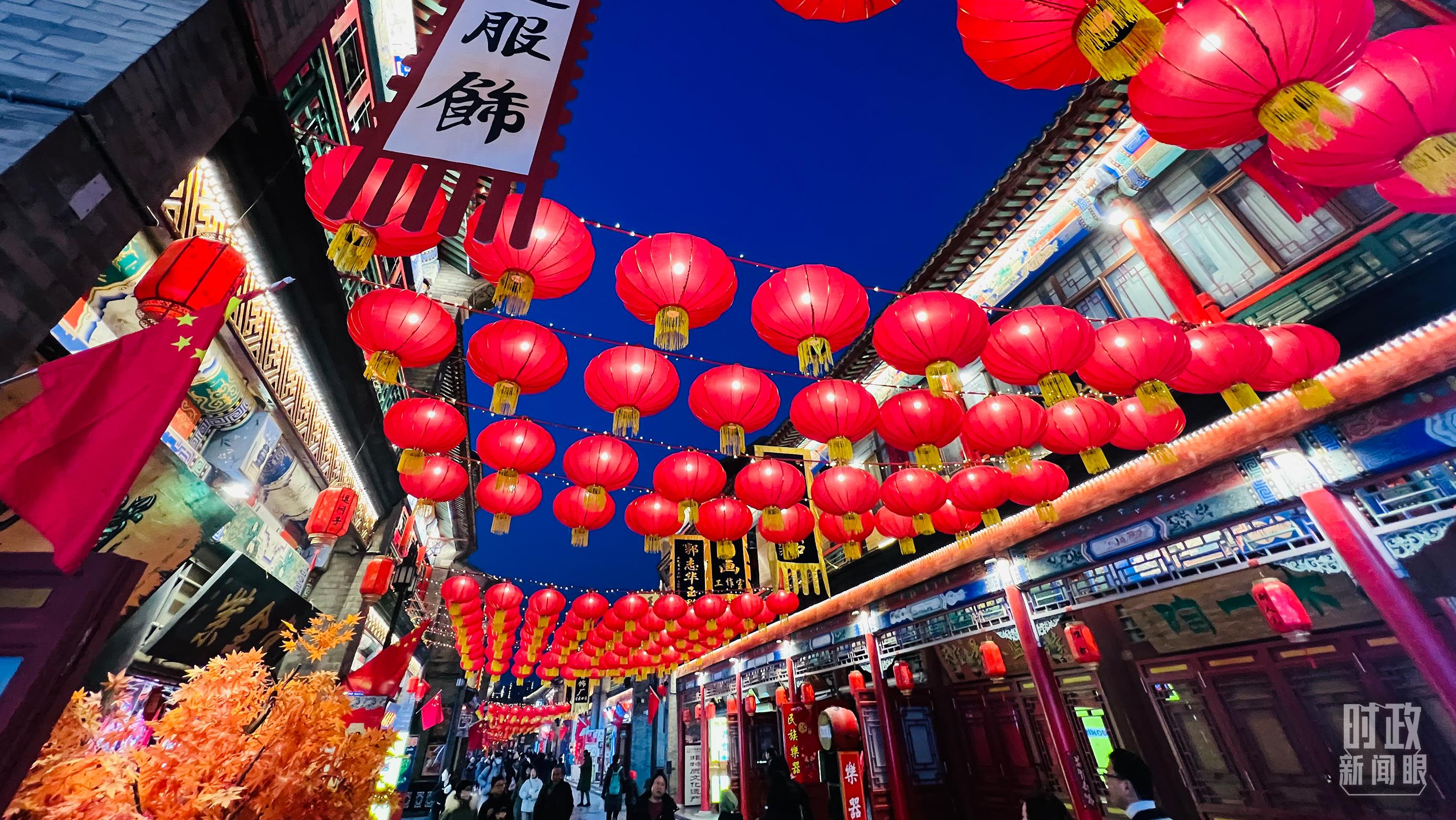 春节将至，天津古文化街张灯结彩。（总台央视记者李炜拍摄）