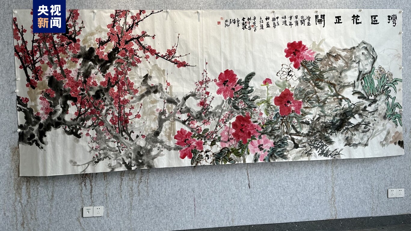 林蓝、王绍强、宋陆京、林于思四位岭南派知名画家联袂创作的画作《湾区花正开》
