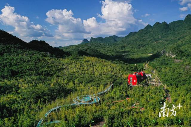 从高空俯瞰广东连南万山朝王国家石漠公园，林木蓊郁、绿草葳蕤。