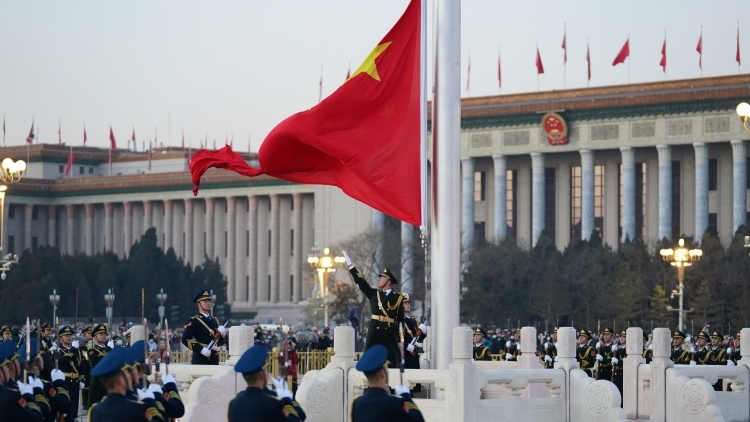 10月1日6时10分，五星红旗与太阳一同升起！