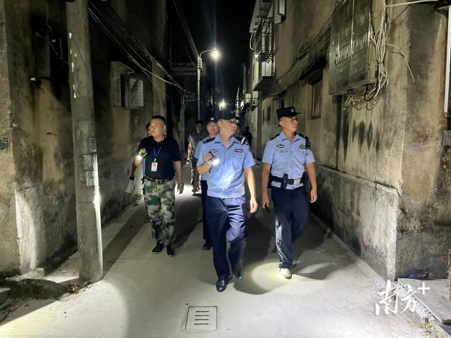 饶平县钱东派出所工作人员巡查社区危险区域。受访者供图 饶平县钱东派出所工作人员巡查社区危险区域。受访者供图