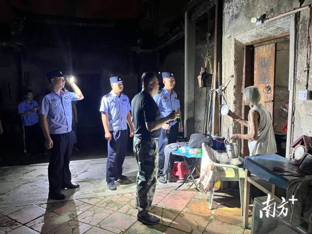 27日晚,饶平县钱东派出所工作人员劝说尚未转移的独居老人。受访者供图 27日晚,饶平县钱东派出所工作人员劝说尚未转移的独居老人。受访者供图