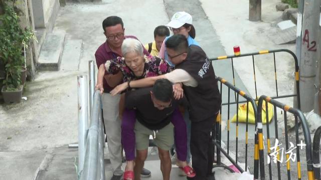 潮州市组织对危险区域人员进行转移。 潮州市组织对危险区域人员进行转移。