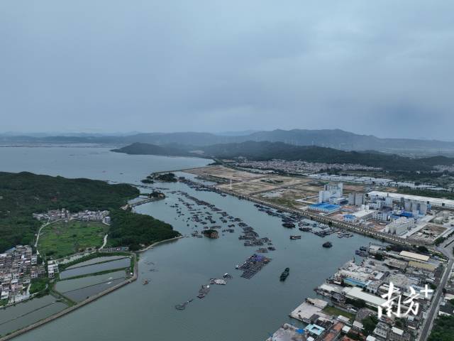 28日上午8时许,柘林湾码头西面风平浪静,东面风雨欲来。王俊涛摄 28日上午8时许,柘林湾码头西面风平浪静,东面风雨欲来。王俊涛摄