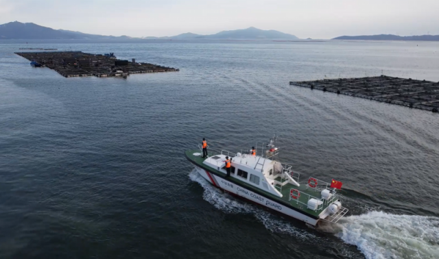 海警巡逻船巡查。