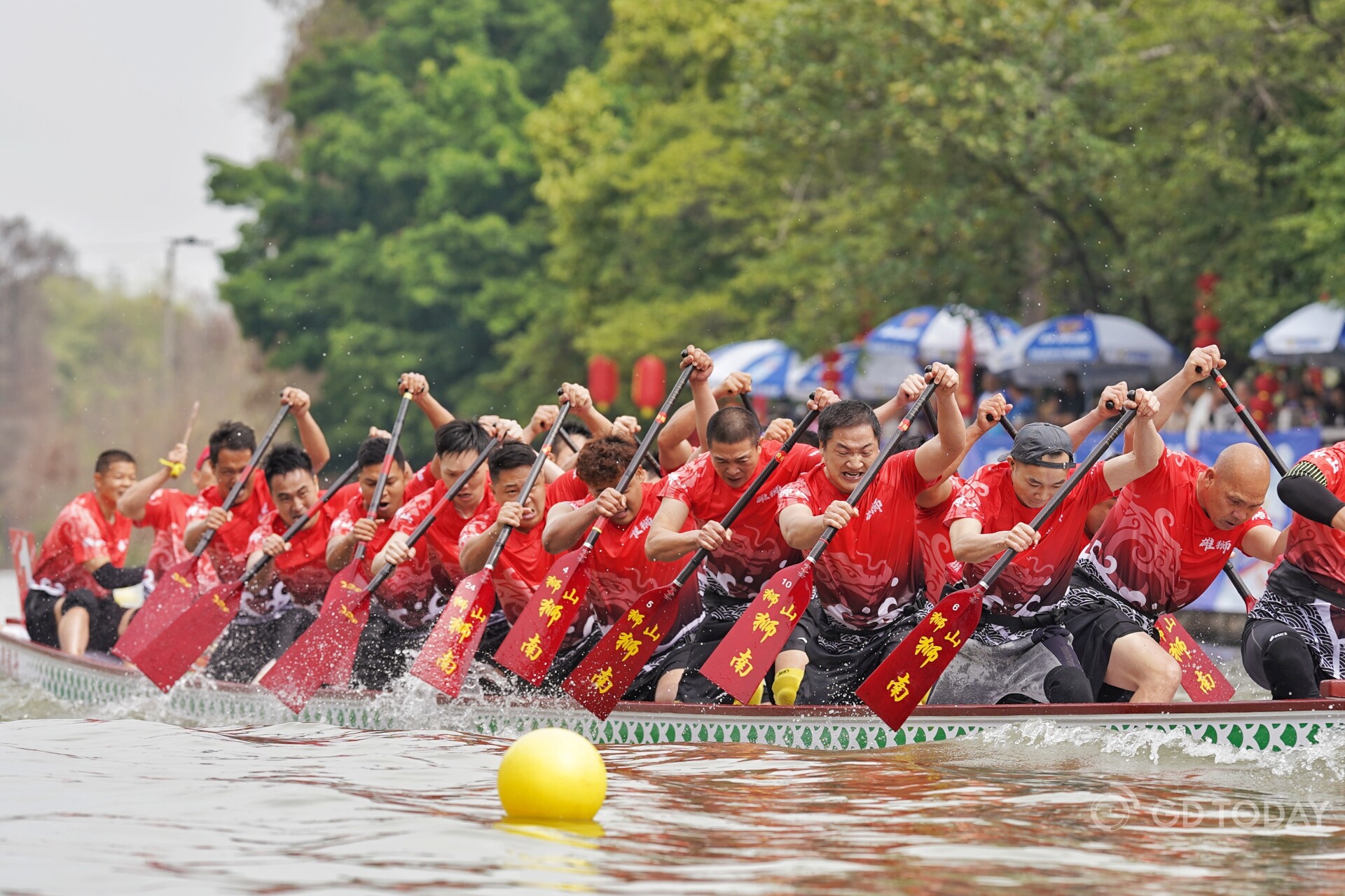 Over 20 top dragon boat teams from across the country compete at high speeds. (Photo: Dai Jiaxin)