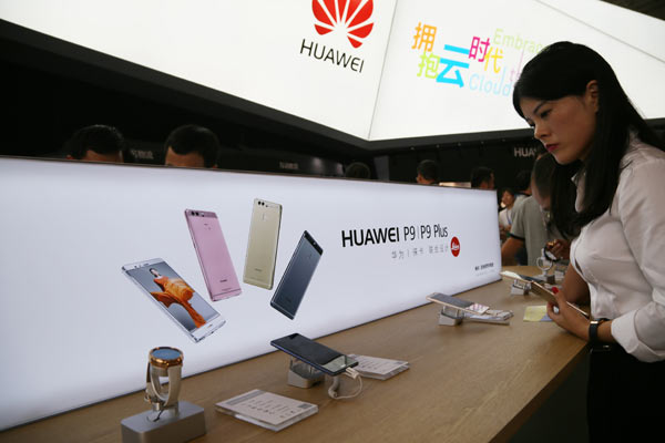 A visitor looks at a smartphone by Huawei Technologies Co Ltd at an international telecoms exhibition in Beijing. Huawei sold 139 million handsets in 2016, up 29 percent from the previous year. (Photo by Nan Shan/For China Daily)