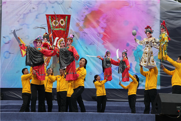 Gaozhou puppet show: tiny stage, huge enthusiasm