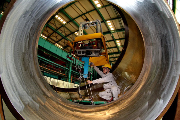 A technician works on a key component of the Hualong One reactor in Qinhuangdao, Hebei province. (Photo/Xinhua)