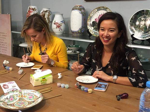 Guangzhou expats fall for Canton Porcelain 画广彩，迎新年