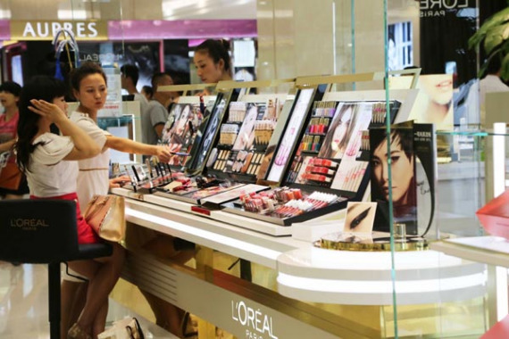A customer shops in a department store.(Photo/China Daily)