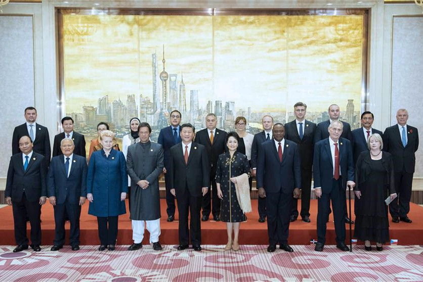 Xi hosts banquet for guests attending CIIE