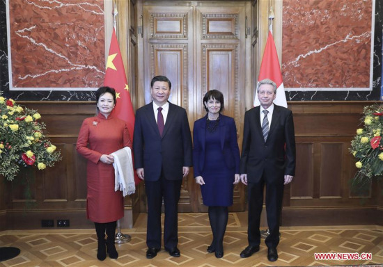 Chinese President Xi Jinping (2nd L) and his wife Peng Liyuan (1st L) are received by Swiss President Doris Leuthard (2nd R) and her husband Roland Hausin at the Swiss Federal Council in Bern, Switzerland, Jan. 15, 2017. (Xinhua/Lan Hongguang)