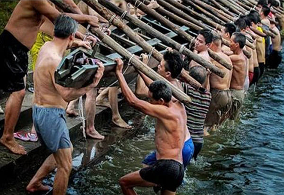 Lifting submerged boats